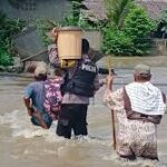 Aksi Heroik: Polisi Selamatkan Warga dari Banjir