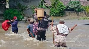 Aksi Heroik: Polisi Selamatkan Warga dari Banjir